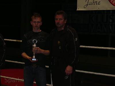 Dimar Peter bei der Verleihung des Pokals für den besten Techniker durch Trainer "Jollo" Kroner vom BSV Herford
